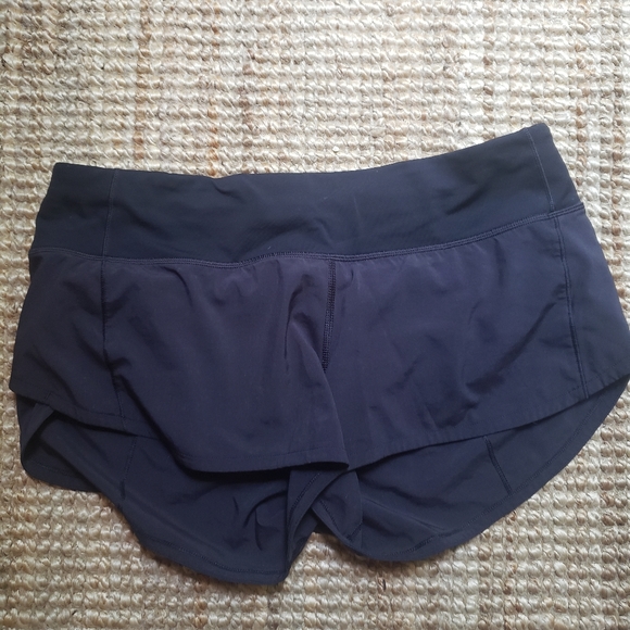 Lululemon shorts black size 6 like new - Picture 1 of 3